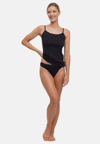 Zwart tanktopje met dunne bandjes, nauwsluitend ontwerp en een gladde textuur, gecombineerd met bijpassende zwarte bikinibroekjes met een tailleband met logo.