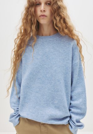 Hellblauer Strickpullover mit Rundhalsausschnitt, geripptem Saum und lockerer Passform. Verfügt über eine weiche Textur und abgesenkte Schulternähte.