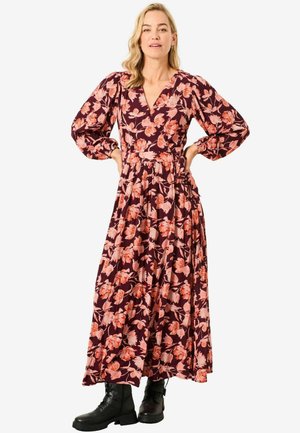 Floral Maxi-Kleid in Dunkelpurpur mit rosa und orangefarbenen Blumenmustern, mit langen Puffärmeln und einem V-Ausschnitt, kombiniert mit schwarzen Stiefeln.