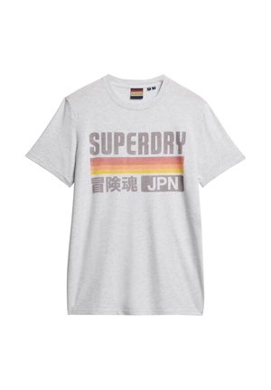 Graues Baumwoll-T-Shirt mit kurzen Ärmeln, das "SUPERDRY" in fetten Buchstaben und horizontalen Bändern in Orange und Pink zeigt. Klassisches Rundhals-Design.