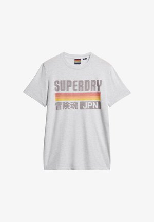 Graues Baumwoll-T-Shirt mit kurzen Ärmeln, das "SUPERDRY" in fetten Buchstaben und horizontalen Bändern in Orange und Pink zeigt. Klassisches Rundhals-Design.