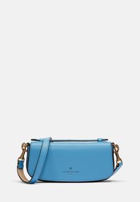 Niebieska skórzana torebka na ramię o prostokątnym kształcie, ze złotymi detalami i wąskim paskiem. Na przedniej stronie znajduje się logo, a powierzchnia torebki jest gładka.