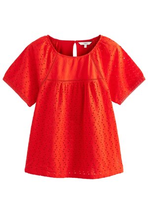 Jasnoczerwona bluzka z krótkim rękawem, haftowana ażurowo, z okrągłym dekoltem, marszczonym przodem oraz zapięciem na guziki z tyłu w formie otworu.