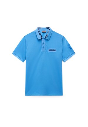 Blå kortærmet polo med knaplukning, mærket tekst på kraven og lille rektangulært logo mærke på bryst og ærme.
