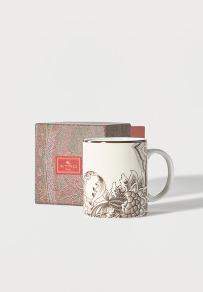 Mug en porcelaine avec des motifs floraux noirs et un bord argenté, posé à côté d'une boîte à motif cachemire avec une étiquette ETRO Home.
