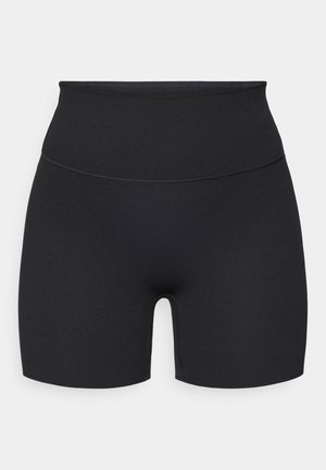 Czarne krótkie spodenki z wysokim stanem wykonane z elastycznej tkaniny. Charakteryzują się gładką fakturą, długością do połowy uda i brakiem widocznych szwów.