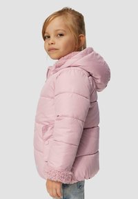 Rosa gepolstertes Jacket mit Kapuze, mit einem weichen Fellfutter am Kragen und an den Bündchen sowie einem Knopfverschluss an der Vorderseite.