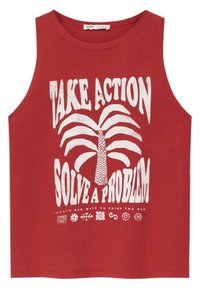 Rød bomulds tanktop med hvid grafisk tekst: "TAG HANDLING LØS ET PROBLEM" med et stiliseret palmetrædesign og intrikate kanter.
