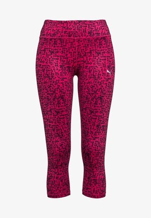 Legginsy sportowe z wysokim stanem, krótkie, z różowo-czarnym pikselowym wzorem i małym białym logo Puma na prawym udzie.
