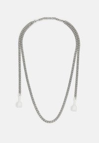 Chaîne double argentée avec logo "HUGO" sur le fermoir et embouts en plastique transparent à chaque extrémité, conçue pour tenir des lunettes ou un masque.