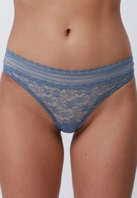 Lenjerie din dantelă de culoare albastră deschisă cu un model floral. Are un brâu lat, cu model, și o textură transparentă pe toată suprafața.
