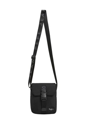 Borsa a tracolla nera realizzata in tessuto resistente, con chiusura a pattina, tracolla regolabile con marchio e forma rettangolare.