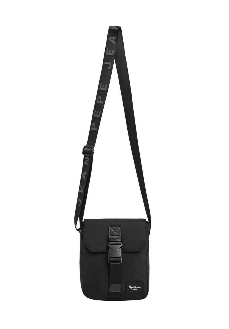 Borsa a tracolla nera realizzata in tessuto resistente, con chiusura a pattina, tracolla regolabile con marchio e forma rettangolare.