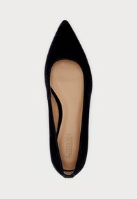 Sandal com bico fino em camurça preta, com um design recortado na lateral, apresentando uma palmilha bege embossada com "Lauren" numa fonte simples.
