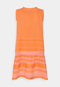 Hihaton mekko kirkkaan oranssina, jossa on tekstuurikuvioita ja vuorottelevia raitoja, levenevä helma ja pyöreä pääntie.