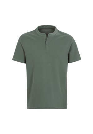 Kurzarm-Henley-Shirt aus olivgrünem Baumwollstoff, mit Rundhalsausschnitt, Drei-Knopf-Leiste und einer glatten, weichen Textur.