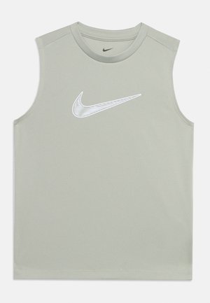 Mouwloos lichtgrijs sporttopje met een witte omrande Nike-swoosh-logo in het midden van de borst.