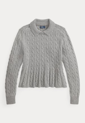 Pull gris clair en maille torsadée avec manches longues et col, poignets et ourlet côtelés, posé à plat sur fond blanc.