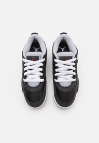 Sneaker atletiche nere e grigie con lacci bianchi. Parte superiore in pelle liscia, collo imbottito e un dettaglio del logo a contrasto sulla linguetta.