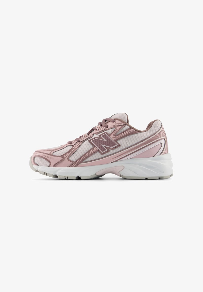 Αθλητικό παπούτσι New Balance σε ανοιχτό ροζ και λευκό με διχτυωτό ύφασμα, συνθετικές επενδύσεις, κορδόνια και χοντρή λαστιχένια σόλα.