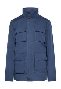 Marineblauwe jacket van duurzame stof, met een hoge kraag, twee borstzakken en twee lagere zakken. Knoopsluiting bij de kraag.