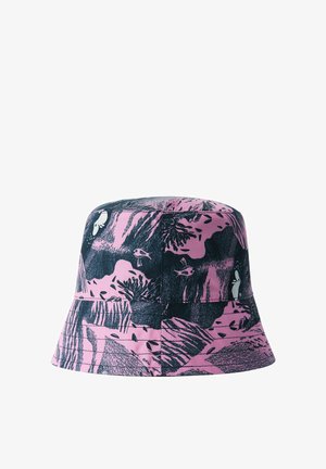 Czapka typu bucket w ciemnoniebieskim i różowym wzorze z rybami oraz abstrakcyjnymi kształtami; wykonana z materiału o miękkiej fakturze i przeszyciach.