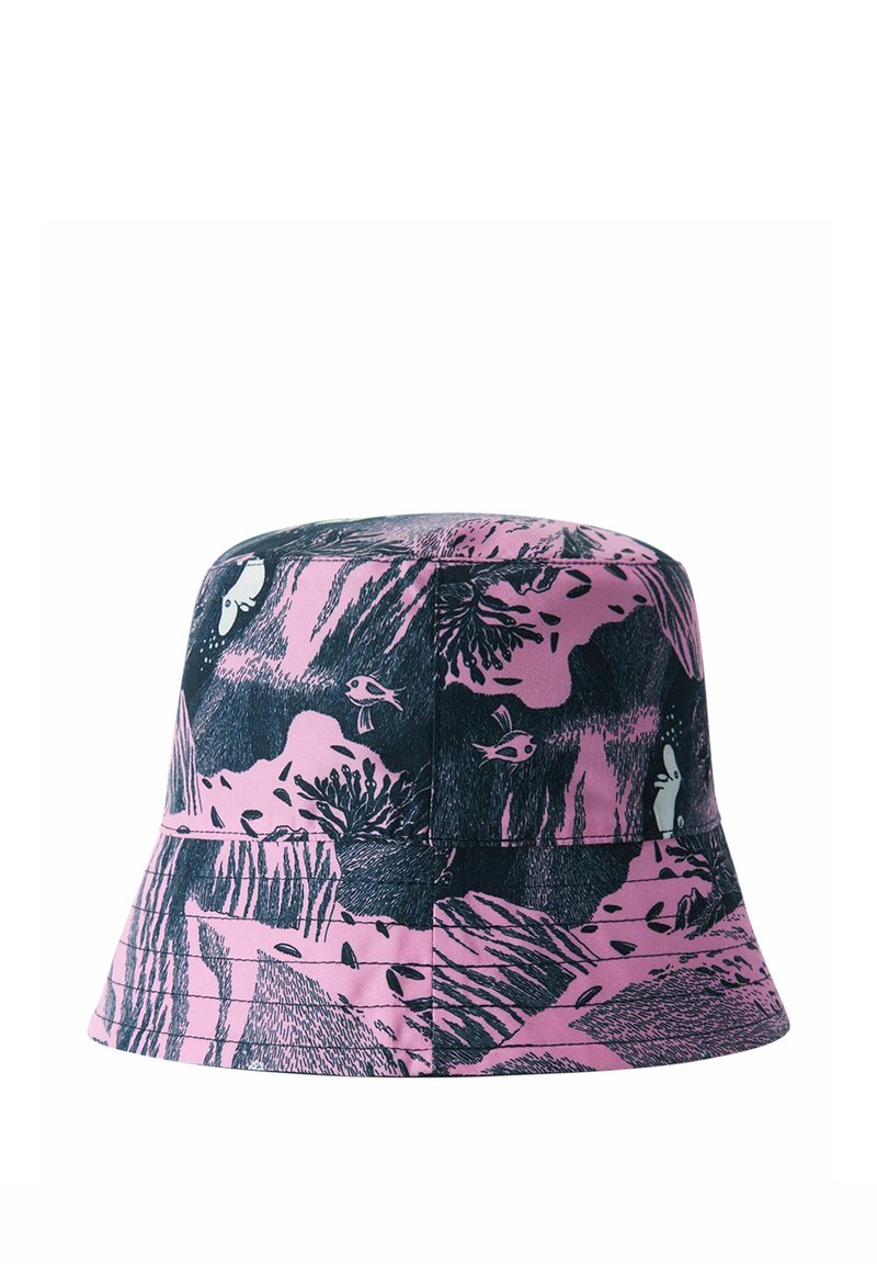 Czapka typu bucket w ciemnoniebieskim i różowym wzorze z rybami oraz abstrakcyjnymi kształtami; wykonana z materiału o miękkiej fakturze i przeszyciach.
