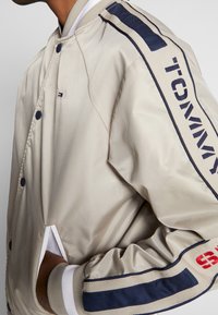 Tommy Jeans Kurtka Bomber