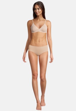 Beige kabelloser Bralette mit verstellbaren Trägern, kombiniert mit nahtlosen beigen Hipster-Unterhosen. Glattes Material, minimalistisches Design, dezenter Stretch.