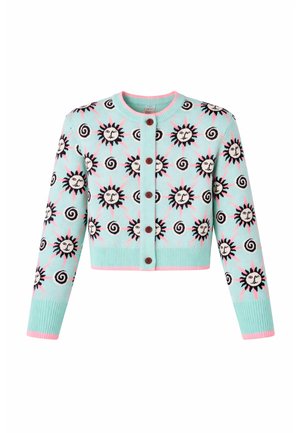 Ανοιχτό μπλε ζακέτα με κουμπιά και μακριά μανίκια, με ροζ και μαύρα σχέδια ήλιου και σπείρας, ριμπ μανσέτες και τελείωμα με ροζ περιθώριο.