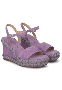 Sandalias de cuña de ante morado con una amplia tira frontal, correa ajustable en el tobillo y acentos de cuentas de plata trenzadas en la suela de la cuña.