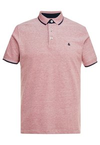 Polo rouge en tissu texturé avec un col bleu marine et un bord bleu marine sur les manches, doté de trois boutons et d'un petit logo sur la poitrine.