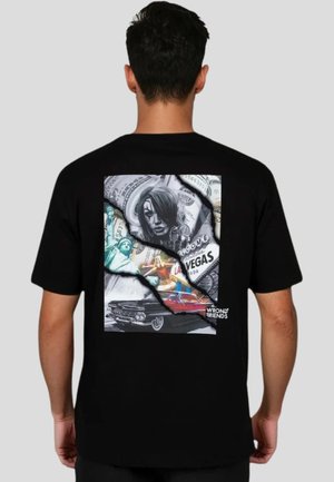 Zwart katoenen t-shirt met een grafische print op de achterkant, waarop beelden van Las Vegas zijn afgebeeld, inclusief een auto, geld en iconische bezienswaardigheden.