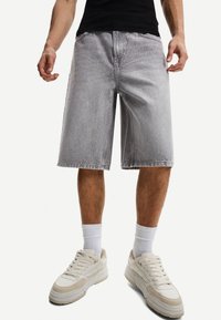 Bershka - BAGGY-BERMUDA - Shorts di jeans - grey Immagine in miniatura 1