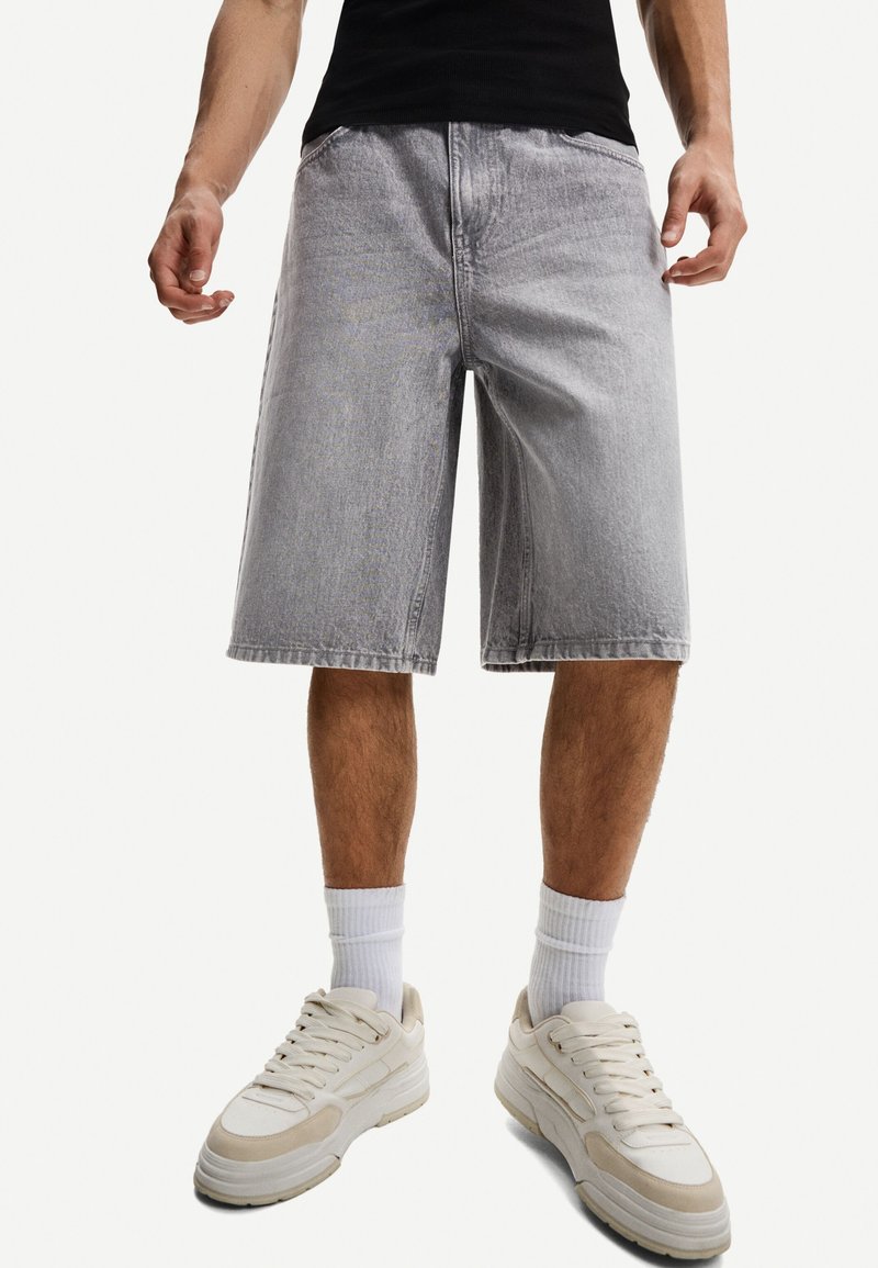 Bershka - BAGGY-BERMUDA - Shorts di jeans - grey, Ingrandire
