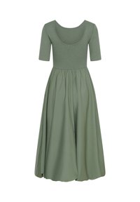 Robe midi verte à manches courtes, encolure dégagée, corsage ajusté côtelé et jupe fluide froncée.