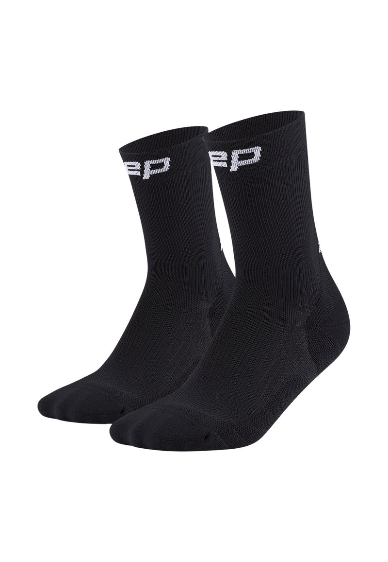 Ein Paar schwarze Crew-Socken mit weißer Beschriftung am Bund, gerippter Textur und verstärkten Fersen- und Zehenbereichen.