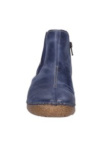 Bottines en cuir marine avec une finition texturée, fermeture éclair sur le côté et semelle en liège naturel. Détails cousus autour de la semelle. Design à bout rond.