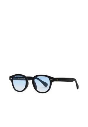 Occhiali da sole rotondi neri con lenti tinta azzurro chiaro e piccoli accenti argento agli angoli anteriori della montatura.