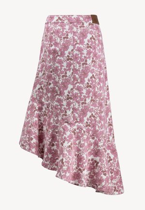 Witte rok met roze bloemenpatroon, asymmetrische zoom en een bruine leren logopatch op de tailleband.