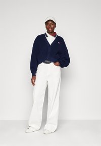 Tommy Jeans FLAG BADGE CARDIGAN - Kardigán - dark night navy