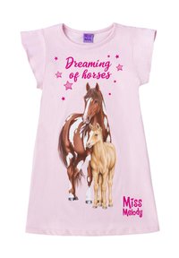 Abito in cotone rosa con una grafica di un cavallo marrone e bianco accanto a un puledro di color sabbia chiaro. Il testo recita "Sognando i cavalli" con delle stelle.