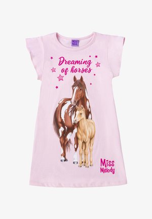 Abito in cotone rosa con una grafica di un cavallo marrone e bianco accanto a un puledro di color sabbia chiaro. Il testo recita "Sognando i cavalli" con delle stelle.