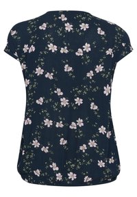 Blommig blus med korta ärmar, mörk marin bakgrund, prydd med rosa blommor och gröna detaljer. Mjuk tyg med avslappnad passform och rundad nederkant.
