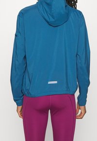 Nike Performance Chaqueta de running - blue