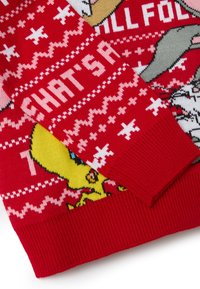 Roter Pullover mit Cartoonfiguren, dem Text "CHAT'S A" und gemusterten Akzenten mit Sternen und Zickzacklinien. Aus Strickstoff gefertigt.