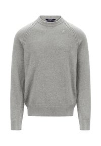 Maglione grigio in lana con classico scollo rotondo, orlo e polsini a coste e cuciture sottili sulle spalle. Presenta un piccolo dettaglio con logo sul petto.