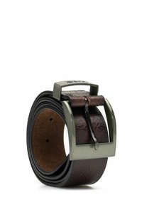 Brązowy skórzany pasek o teksturowanej powierzchni, z srebrną metalową klamrą i czarnym akcentem, zaprojektowany z wieloma otworami do regulacji.