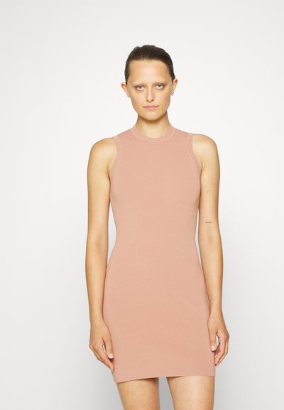 Πλεκτό αμάνικο φόρεμα σε απαλή ροζ απόχρωση, με εφαρμοστή σιλουέτα, στρογγυλή λαιμόκοψη και λείο ύφασμα. Απλός σχεδιασμός χωρίς μοτίβα ή διακοσμητικά στοιχεία.