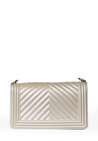 Borsa a tracolla beige trapuntata con motivo a zigzag, in materiale di pelle liscia, forma rettangolare e accessori in metallo argentato. Chiusura con zip.